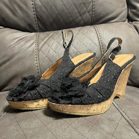 Black wedge with flower detail :) - Picture 4 of 4